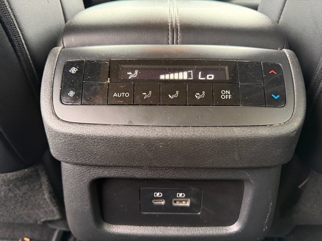 Used 2025 Nissan Pathfinder SL AWD/4WD image 37