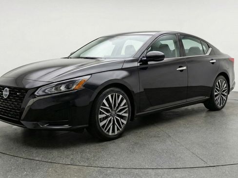 Used 2025 Nissan Altima 2.5 SV image 3