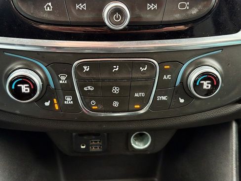 Used 2021 Chevrolet Traverse RS image 37