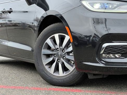 Used 2023 Chrysler Pacifica Touring-L image 2