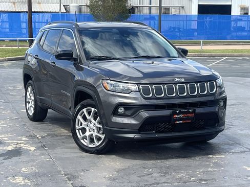 Used 2022 Jeep Compass Latitude image 3