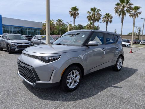 Used 2023 Kia Soul LX w/ LX Technology Package FWD image 7