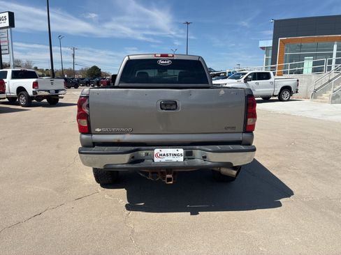 Used 2006 Chevrolet Silverado 2500 LT w/ Heavy-Duty Power Package AWD/4WD image 4