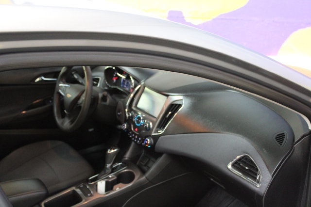 Used 2018 Chevrolet Cruze LT w/ LT True North Edition FWD image 12