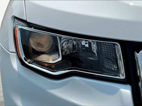 Used 2020 Jeep Grand Cherokee Laredo AWD/4WD image 32