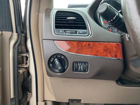 Used 2016 Chrysler Town & Country Touring w/ Driver Convenience Group image 15