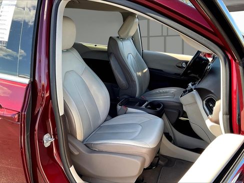 Used 2017 Chrysler Pacifica Touring-L image 30