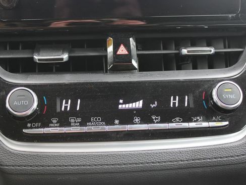 Used 2024 Toyota Corolla Cross XLE image 42