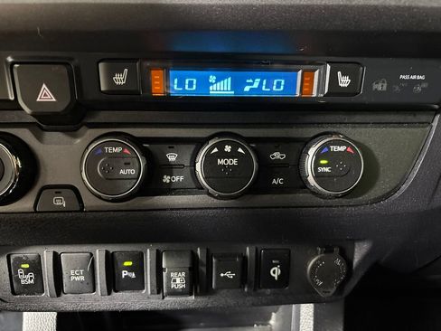 Used 2020 Toyota Tacoma TRD Sport w/ TRD Premium Sport Package AWD/4WD image 22