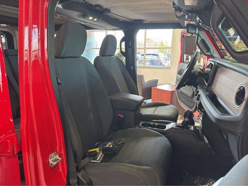 Used 2025 Jeep Wrangler Sahara image 29