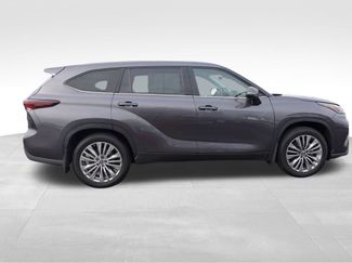 Used 2024 Toyota Highlander Platinum video 2