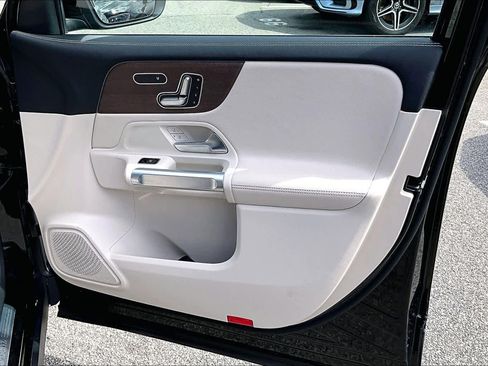 Used 2023 Mercedes-Benz GLB 250 4MATIC image 23