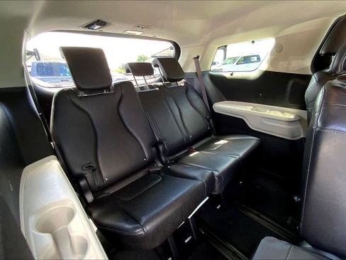 Used 2022 Kia Carnival EX FWD image 18