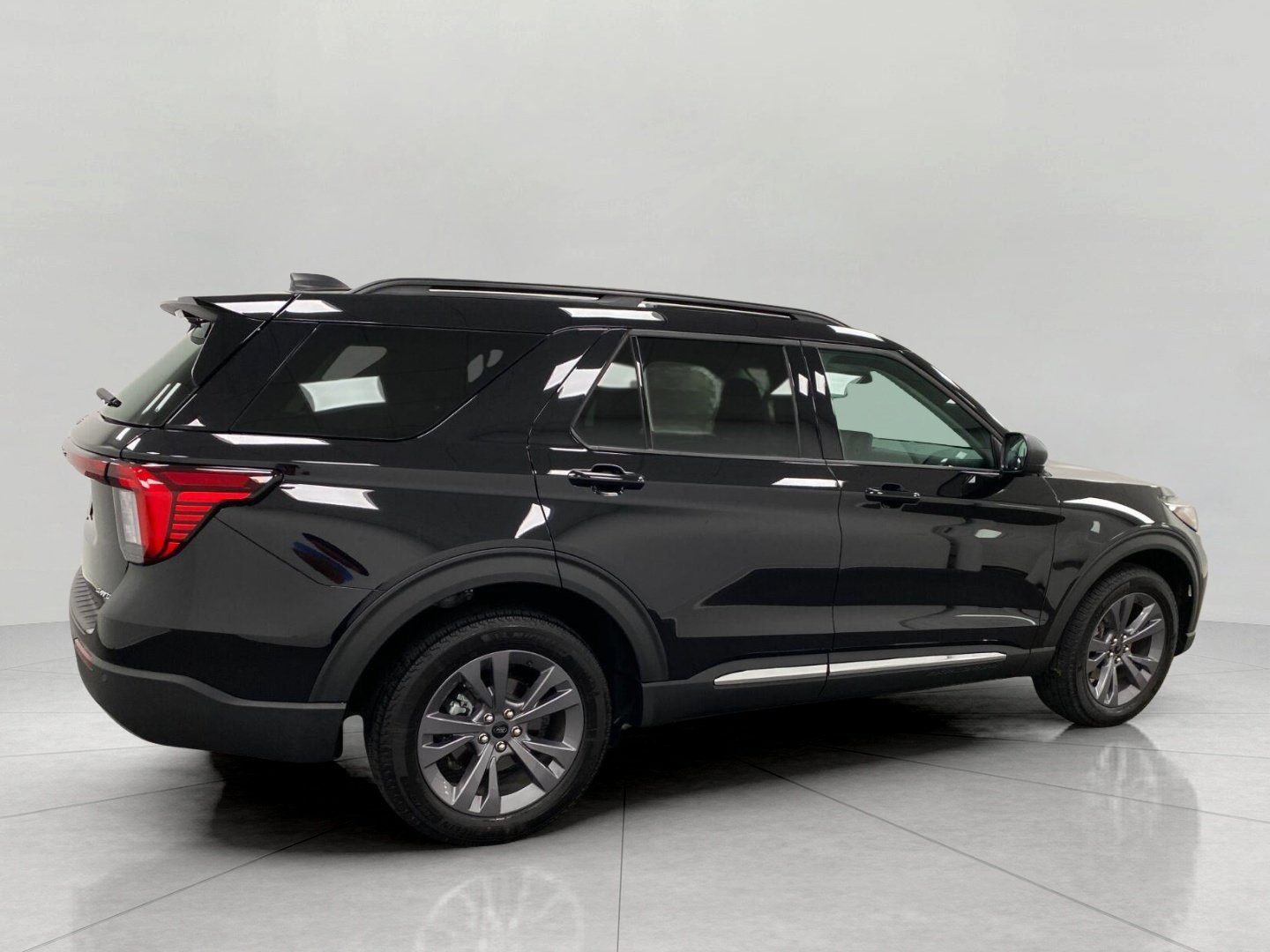 Used 2025 Ford Explorer Active w/ Active Comfort Package AWD/4WD image 2