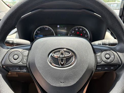 Used 2022 Toyota RAV4 XLE AWD/4WD image 17