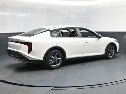 New 2025 Kia K4 LXS image 4