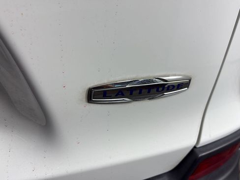 Used 2019 Jeep Cherokee Latitude Plus w/ Comfort/Convenience Group image 8