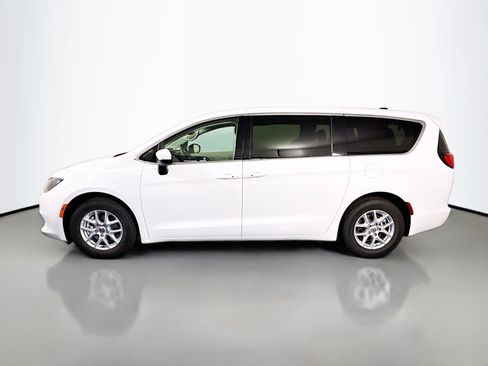 Used 2023 Chrysler Voyager LX image 6