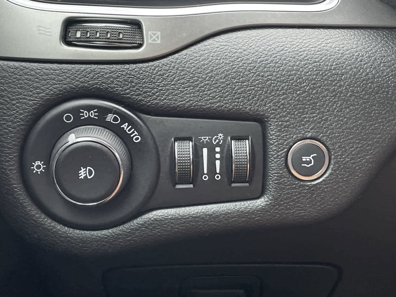 Used 2019 Jeep Cherokee Latitude Plus w/ Comfort/Convenience Group FWD image 25