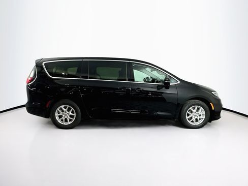 Used 2024 Chrysler Pacifica Touring-L FWD image 10