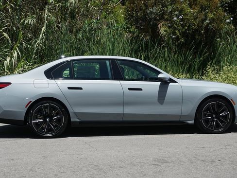 New 2025 BMW 740i image 4