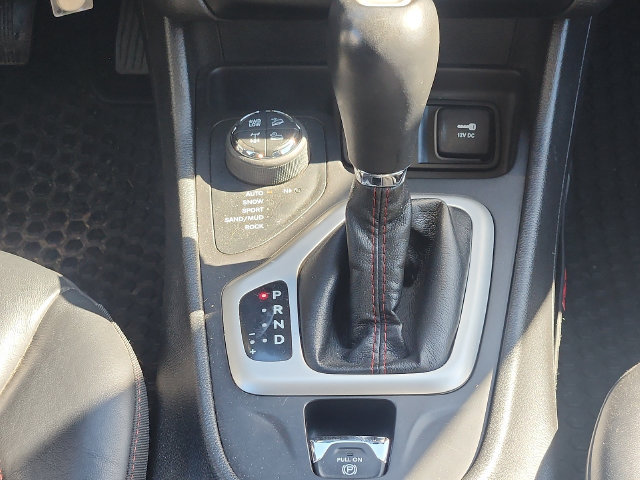 Used 2017 Jeep Cherokee Trailhawk w/ Cold Weather Group AWD/4WD image 18
