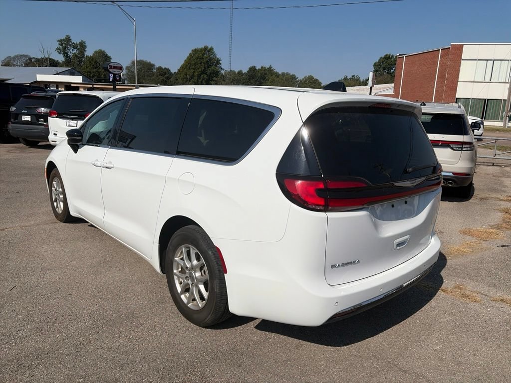 Used 2024 Chrysler Pacifica Touring-L FWD image 4