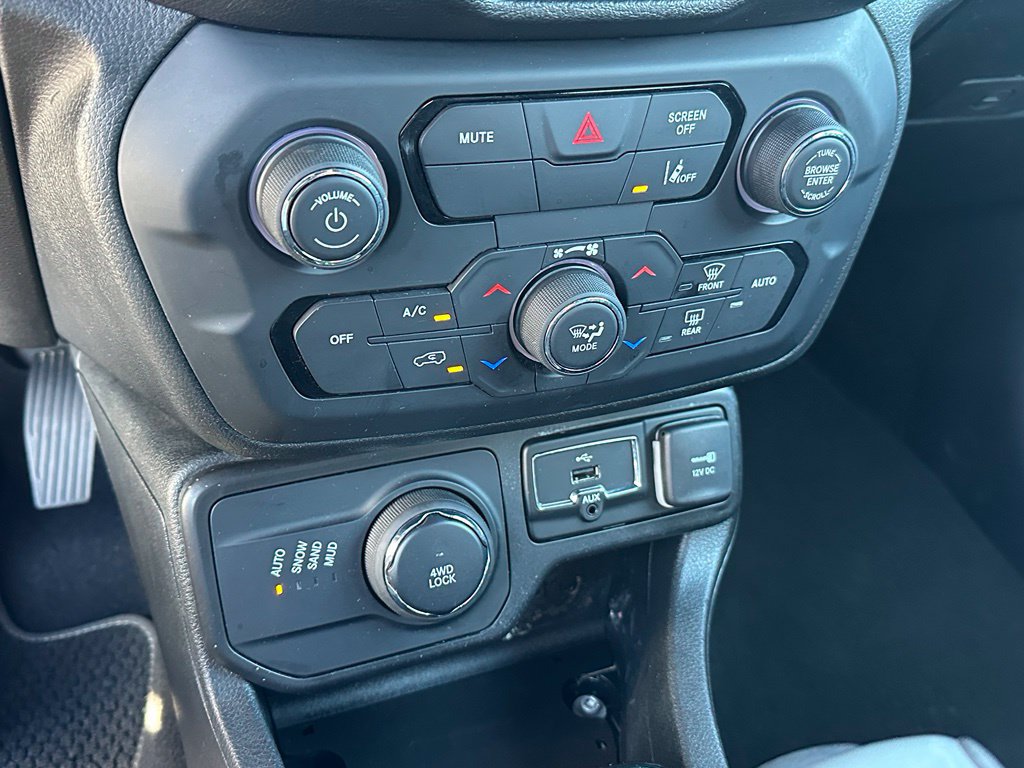 Used 2021 Jeep Renegade Latitude AWD/4WD image 36