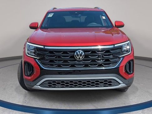 Used 2024 Volkswagen Atlas Cross Sport SE w/ Panoramic Sunroof Package FWD image 2