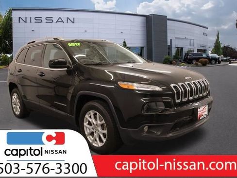 Used 2017 Jeep Cherokee Latitude w/ Comfort/Convenience Group AWD/4WD image 1