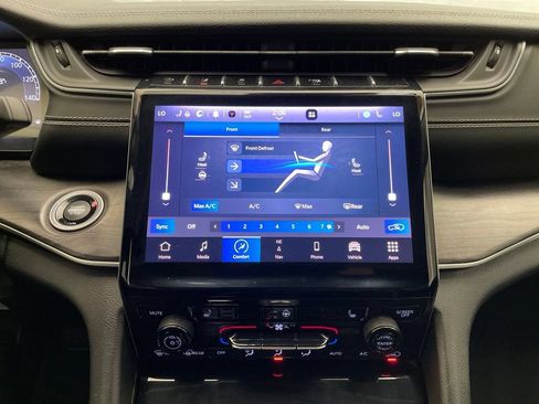 Certified 2022 Jeep Grand Cherokee L Limited AWD/4WD image 19