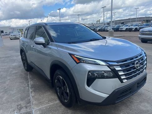 Used 2024 Nissan Rogue SV FWD image 5