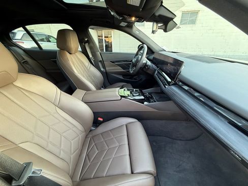 Used 2025 BMW i5 xDrive40 w/ M Sport Package image 12