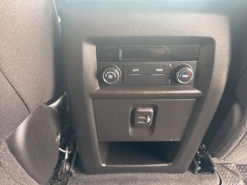 Used 2021 Chevrolet Traverse LT image 23