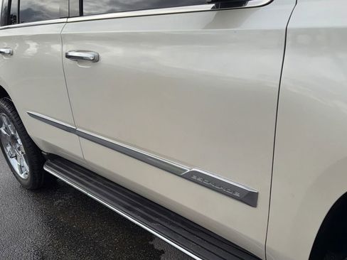 Used 2015 Cadillac Escalade Luxury image 9