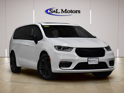 New 2026 Chrysler Pacifica Select