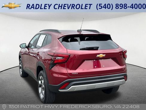 Used 2025 Chevrolet Trax LT FWD image 23