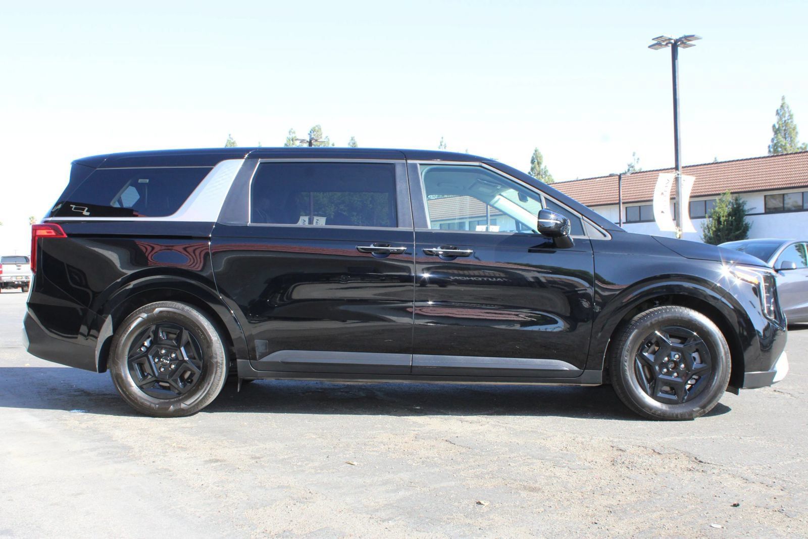 Used 2025 Kia Carnival FWD image 43