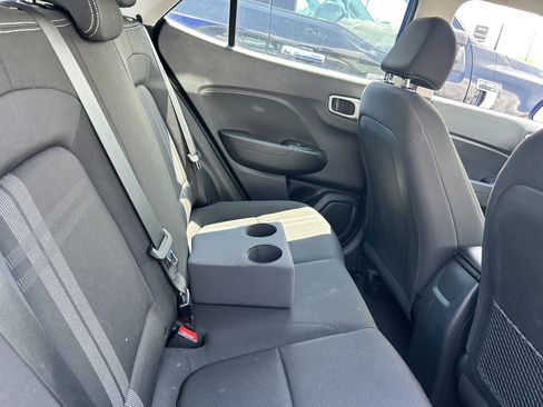 Used 2022 Hyundai Venue SEL FWD image 11