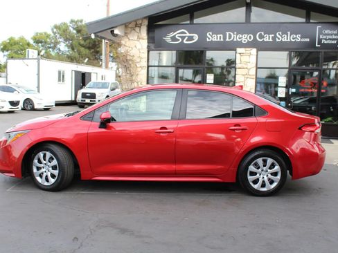 Used 2021 Toyota Corolla LE FWD image 2