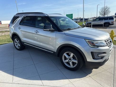 Used 2017 Ford Explorer XLT w/ Equipment Group 202A AWD/4WD image 2