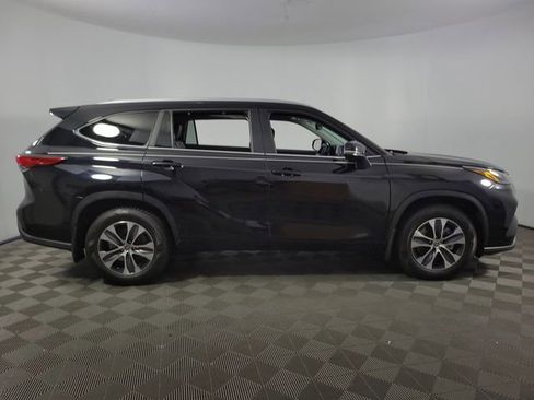 Used 2023 Toyota Highlander XLE FWD image 11