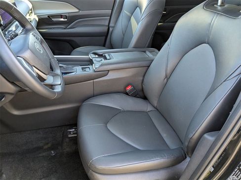 Used 2025 Toyota Grand Highlander AWD image 18