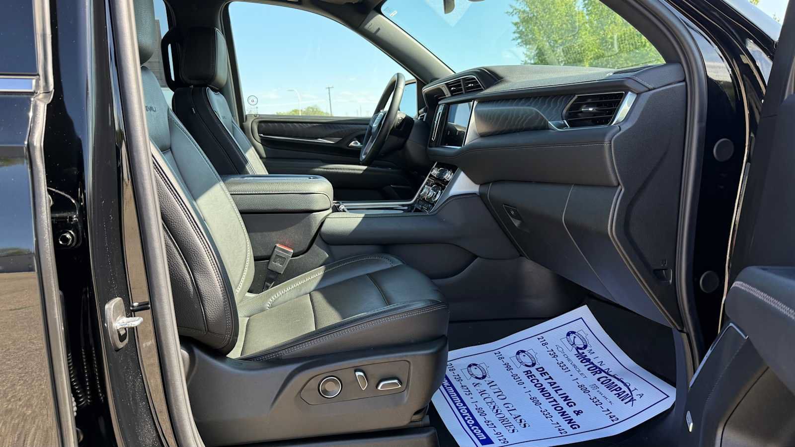 Used 2024 GMC Yukon Denali AWD/4WD image 13