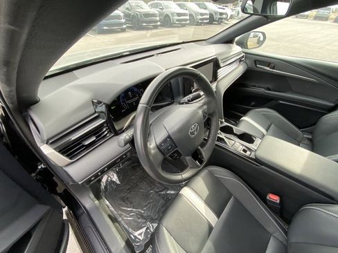 Used 2025 Toyota Camry SE image 9