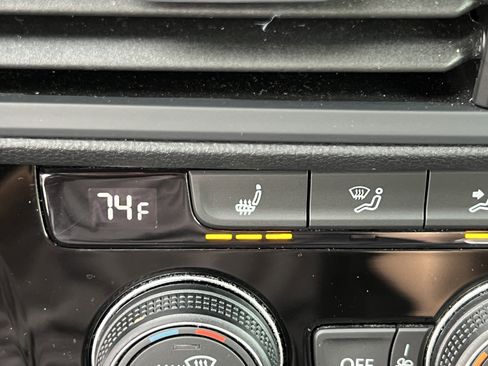 Used 2022 Volkswagen Jetta SE image 29