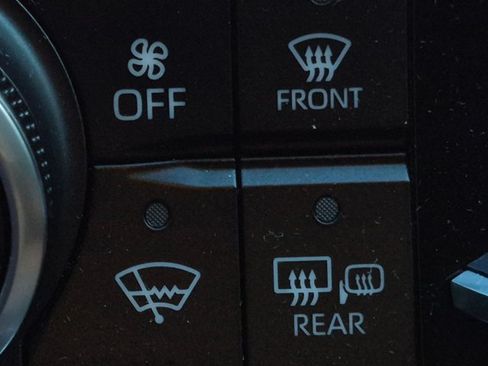 Used 2022 Toyota Highlander LE FWD image 17