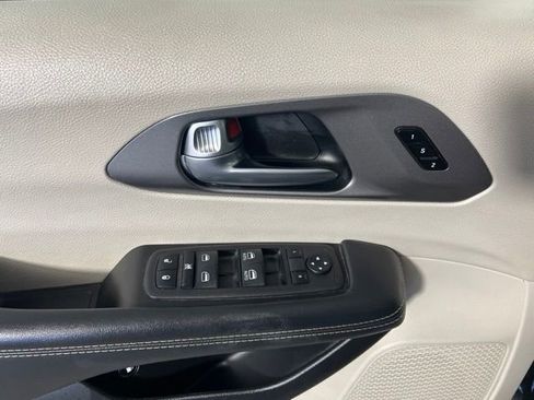 Certified 2023 Chrysler Pacifica Touring-L FWD image 15