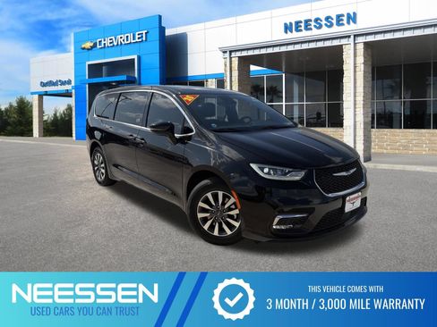 Used 2025 Chrysler Pacifica Select FWD image 1