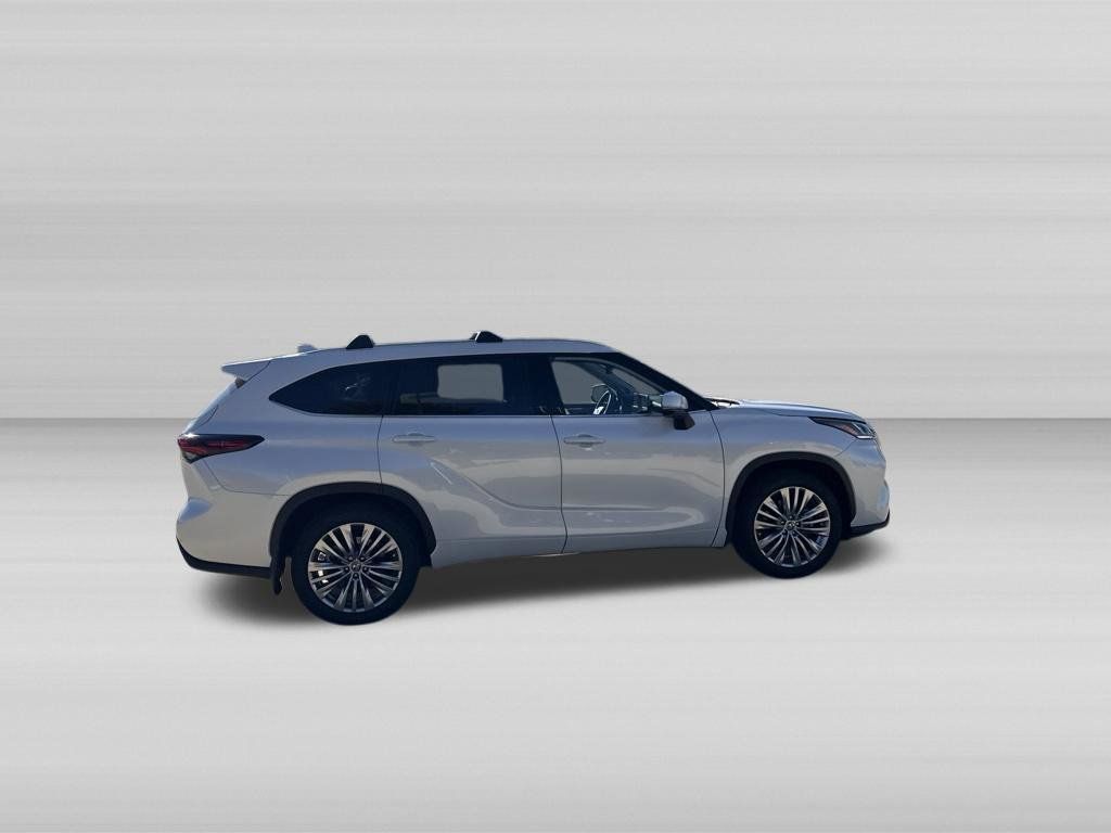 Used 2024 Toyota Highlander Platinum AWD/4WD image 4